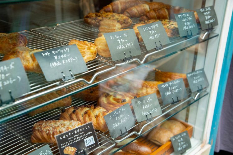 パイ生地やデニッシュ生地がメイ ン。土日はハード系も。