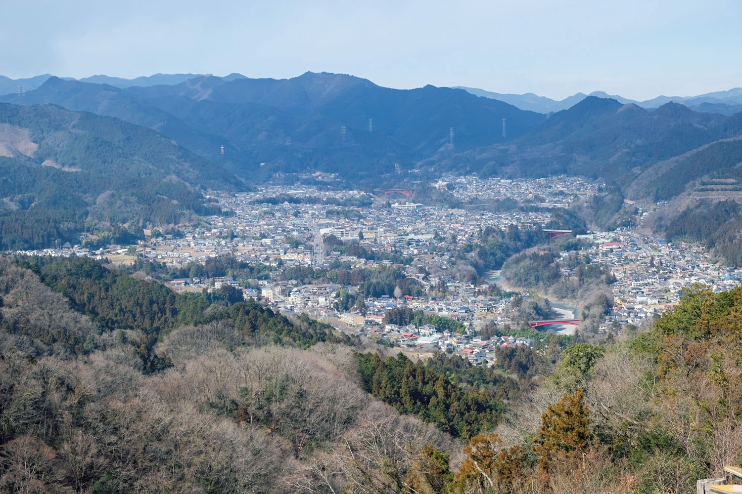 赤ぼっこからの眺望。中央の高い山は高水山、その左手の奥には棒ノ折山も見える。手前には日向和田の街並みが広がっていた。