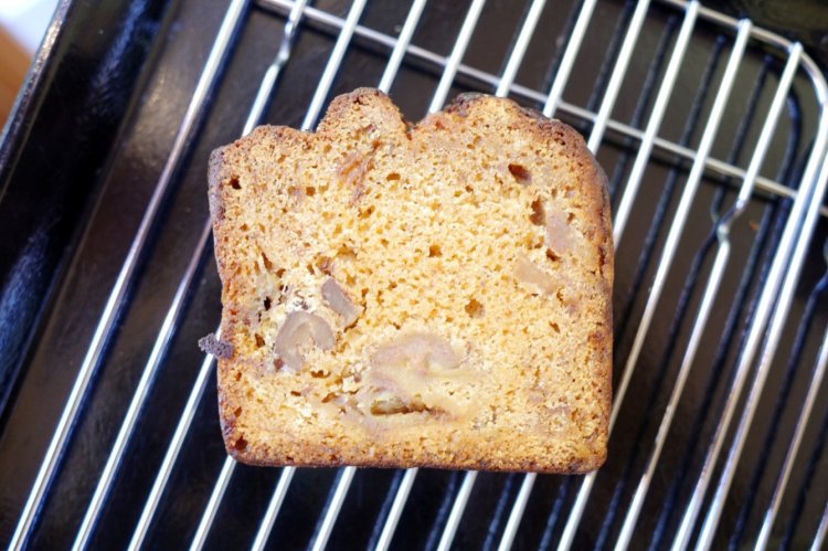 自家製パンの中でもぜひ食べたいのはバナナパウンドケーキ450円。キャラメリゼしたバナナの風味とクルミの食感が活きるしっとりとした生地に、ほんのりとラム酒が効いた大人っぽさのある味わい。