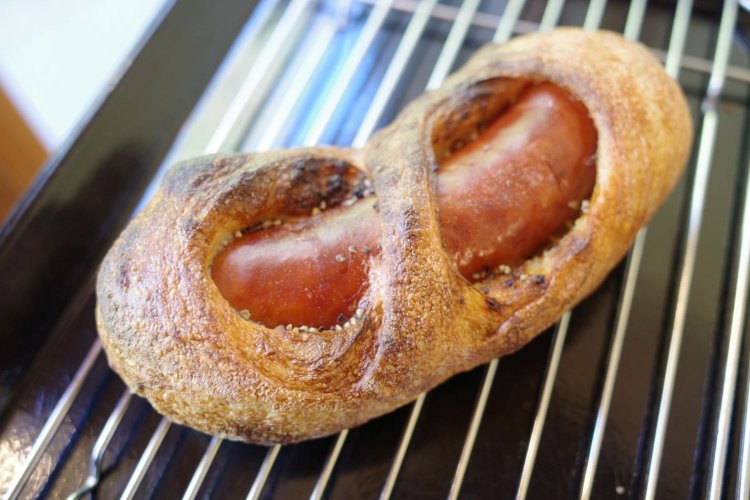 ソーセージマスタード340円。バケット生地がソーセージの旨味をしっかり受け止めてくれる。クラフトビールとも相性抜群。