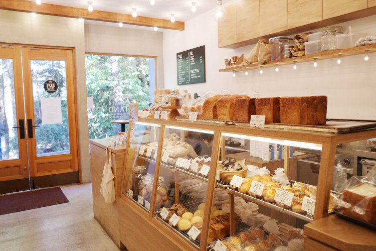 コーヒーやクラフトビールを楽しみつつ、自家製のパンも堪能できる。