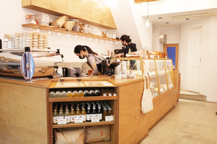 1階のカウンターで注文を。クラフトビールもあります。