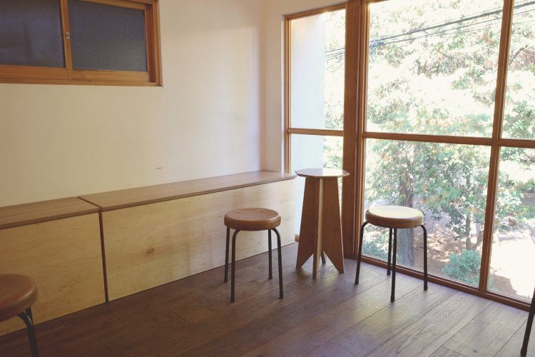 2階は井の頭公園を借景にしたガラス張りのイートインスペース。