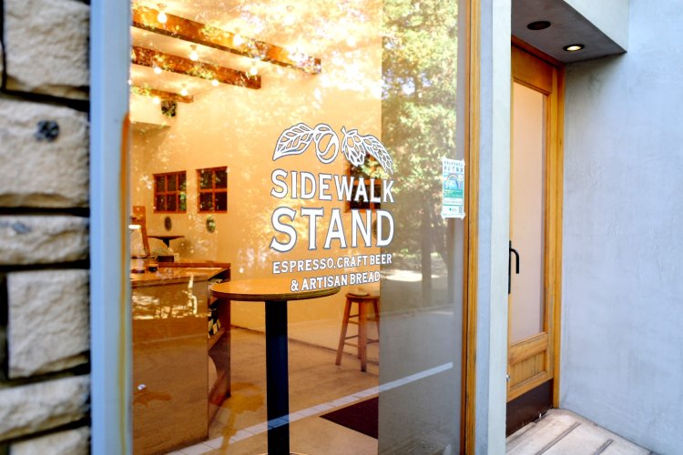 お店が掲げるのは「ESPRESSO,CRAFTBEER & ARTISAN BREAD」。