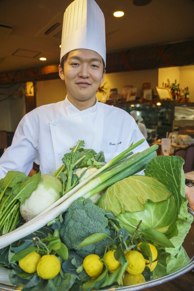 「畑でじっくり熟（う）らすから色も味も濃い」と大樹シェフ。「メニューは畑で野菜を見て考えます」。
