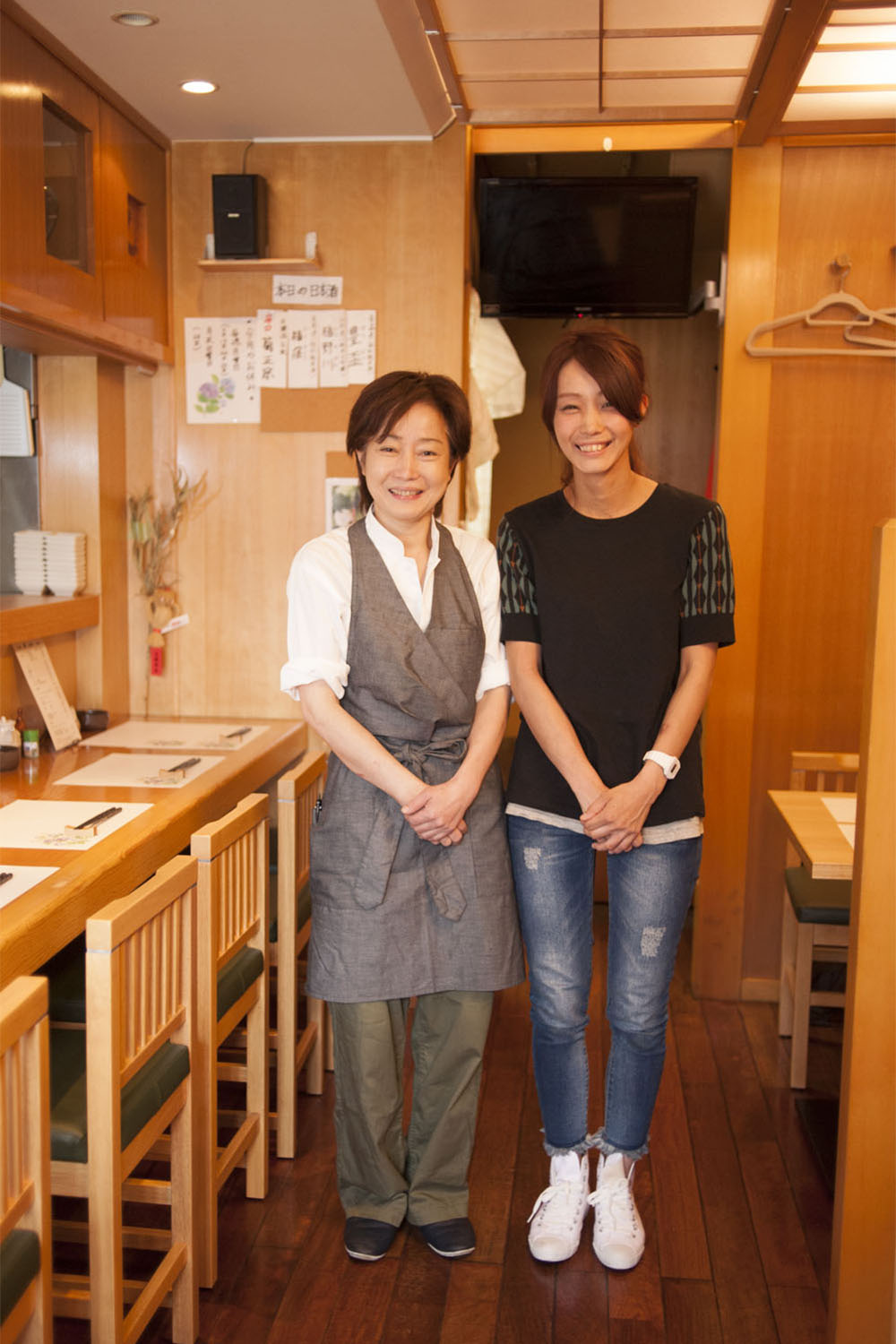 店長の岡田充さん（左）とレコード屋時代の同僚だったスタッフの島崎涼さん。「二人ともビール好きです」。