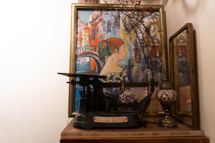 店内には古いもの好きの五十嵐さんがパリで買った絵画や古道具も並ぶ。