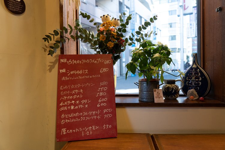 スイーツのメニューはその日によって変わる。席まで黒板を持っていくスタイルはレストラン流。