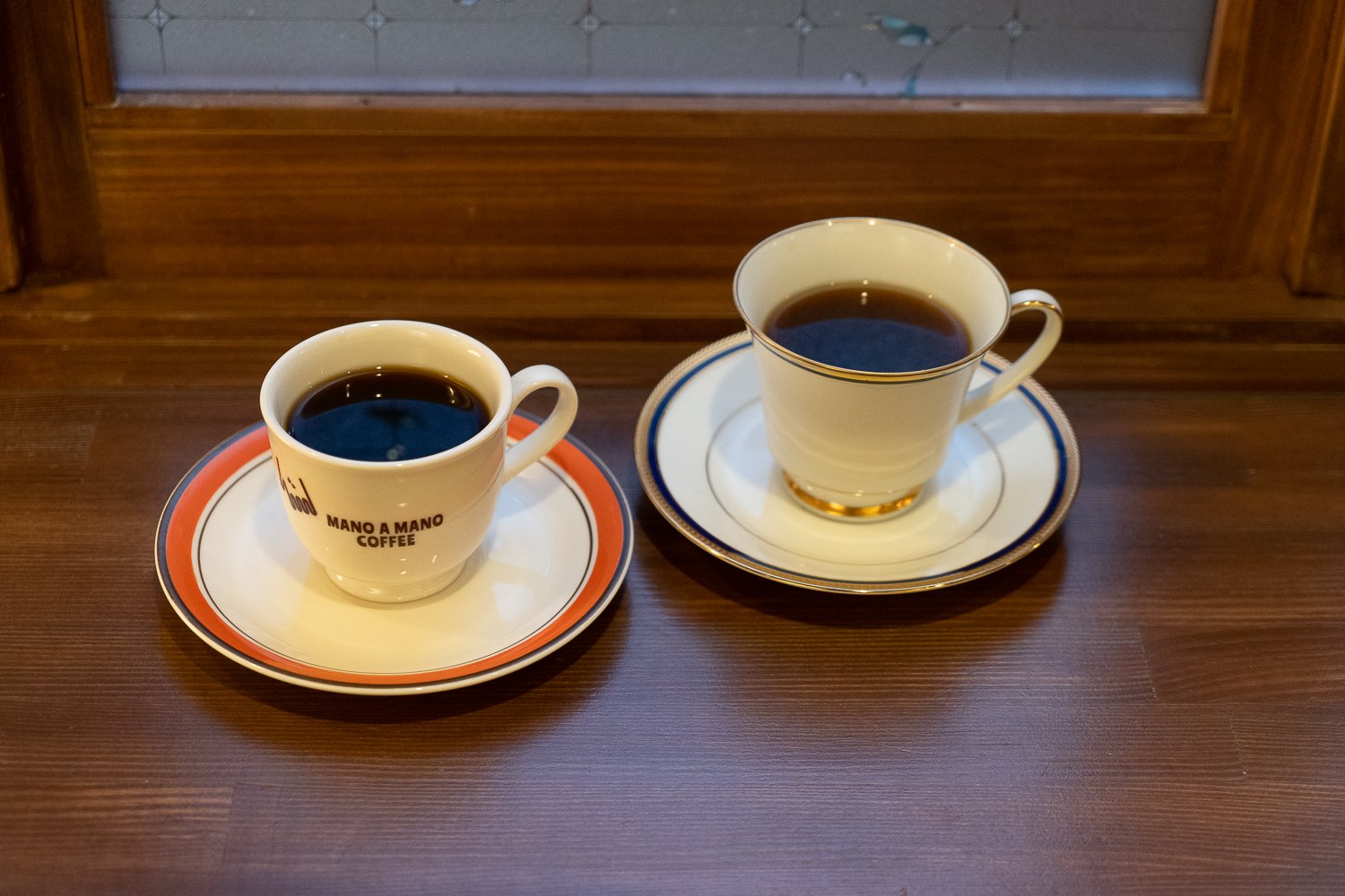 コーヒーの種類によってカップも異なる。左がブレンドのダヴィンチ600円。右がシングルオリジンのモカマタリ750円。