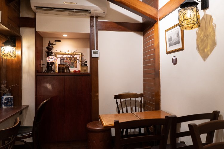 奥にも広がっている建物は築半世紀。