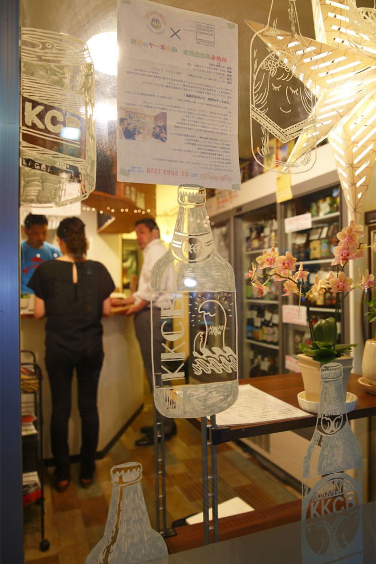 大きな窓からは楽しそうな店内が。期待が高まる。