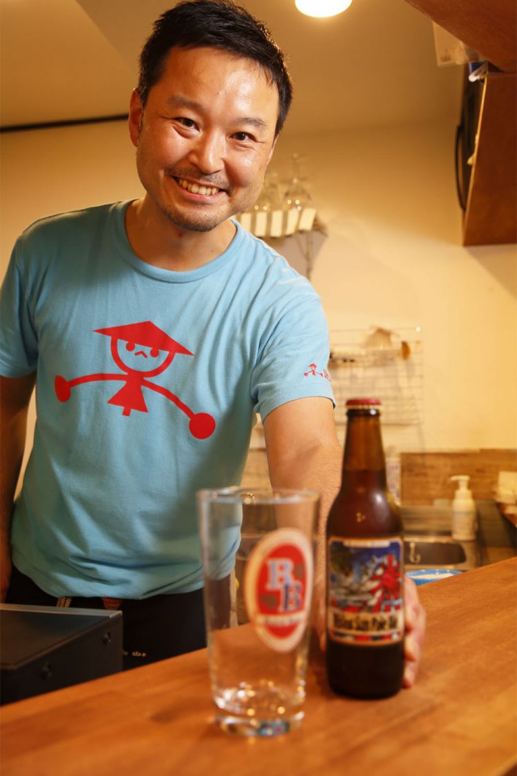 店主の池田さん。思い入れあるベアードビールを片手に。