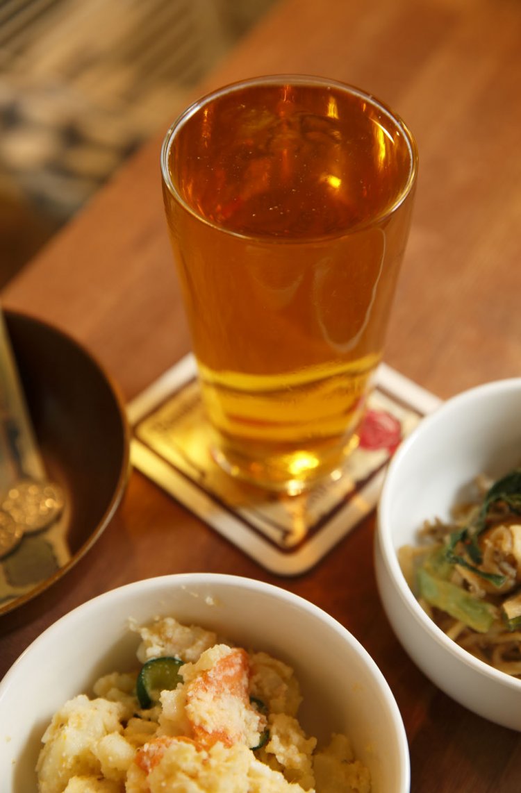 ドラフトは4種。本日は志賀高原ビール インディアンサマーセゾン750円をチョイス。自家製ポテサラ280円。有機切干のかんずり炒め350円。