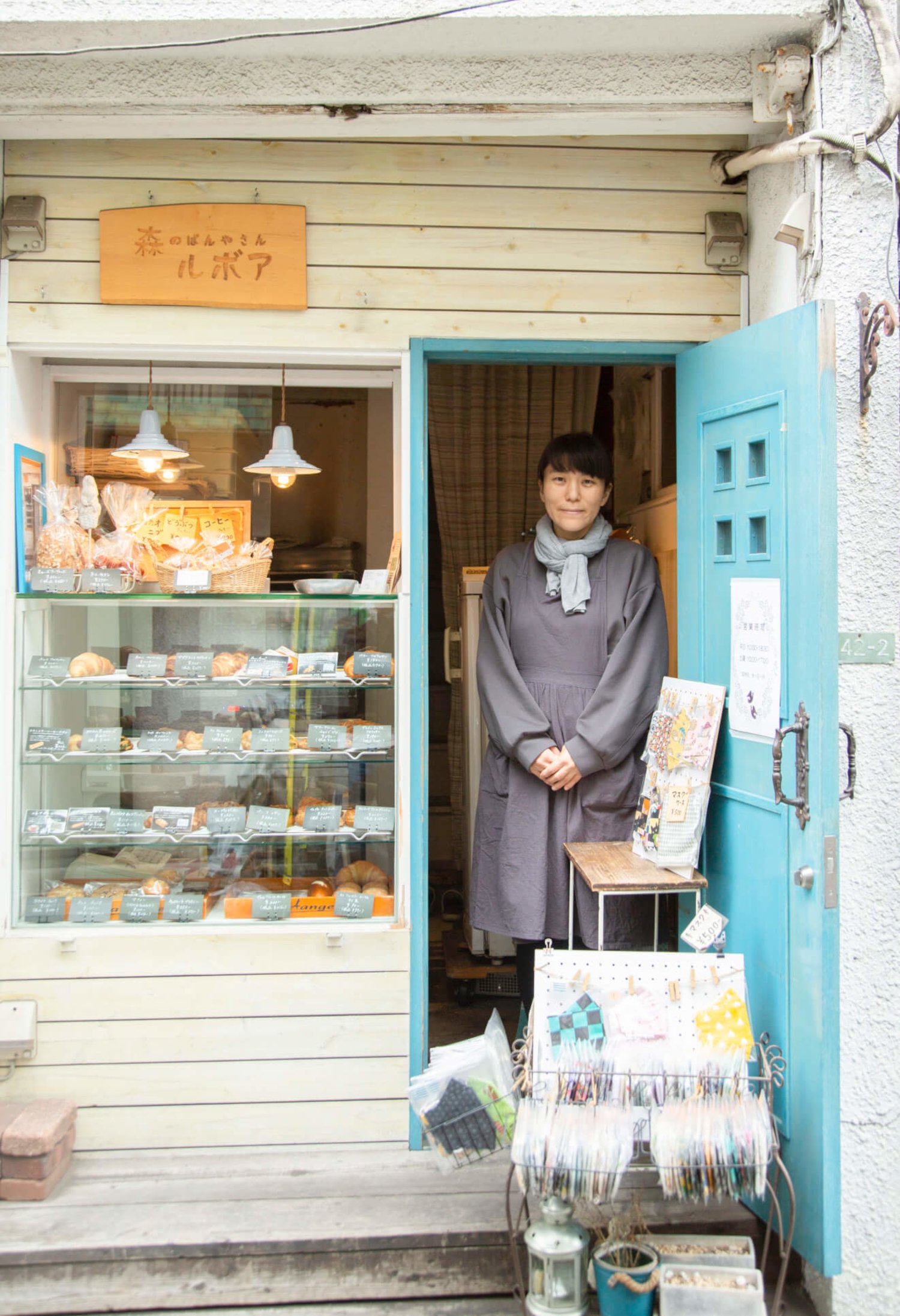 店主の森裕子さん。友人が作る焼き菓子やマスクも販売。