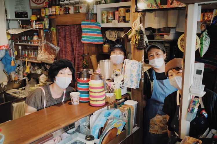 右からアンティー、山岡さん、イーちゃん、ママ（お母さん）。