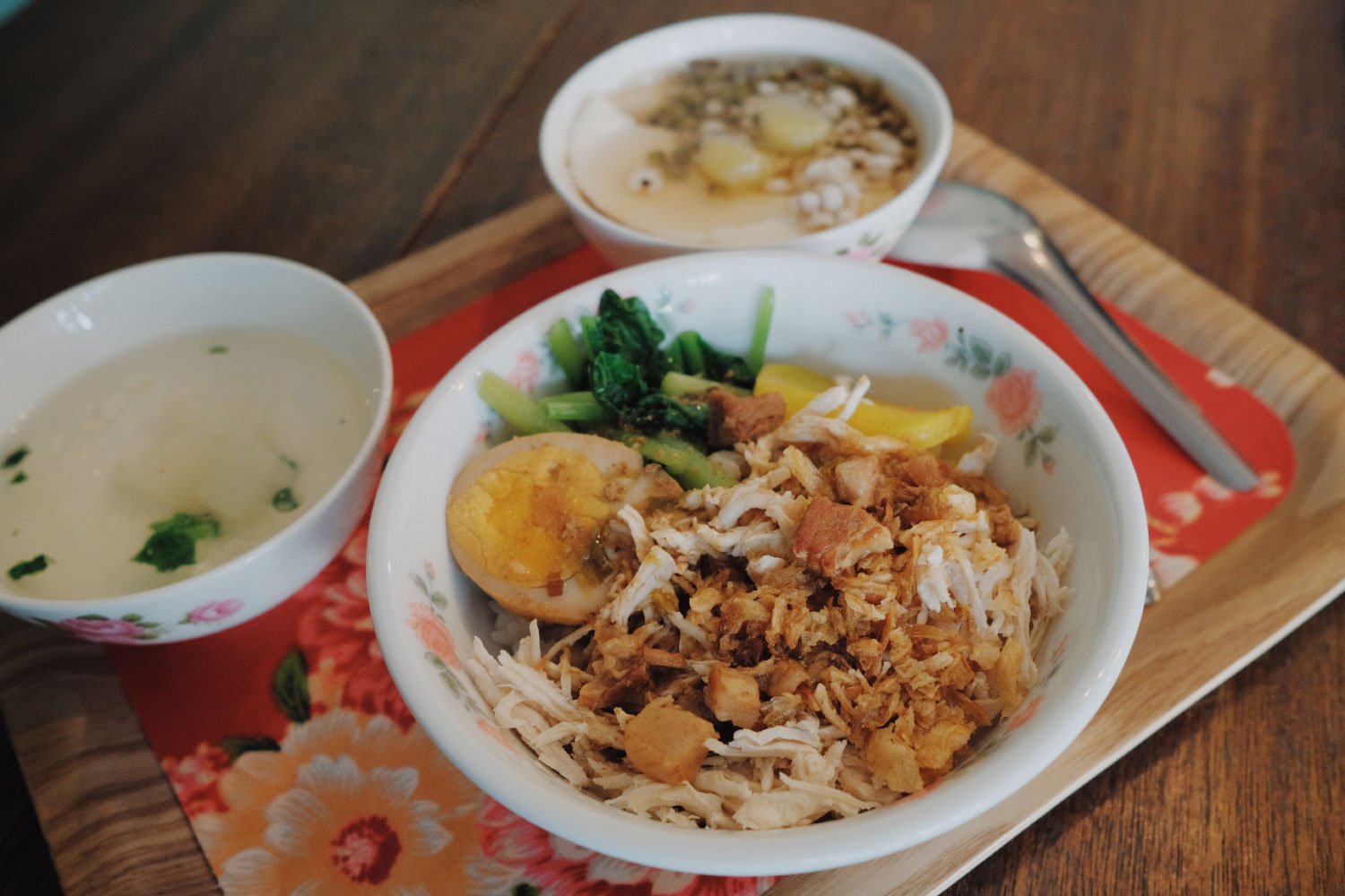 鶏肉めしのチーロー飯。セットはスープと豆花付き1000円。