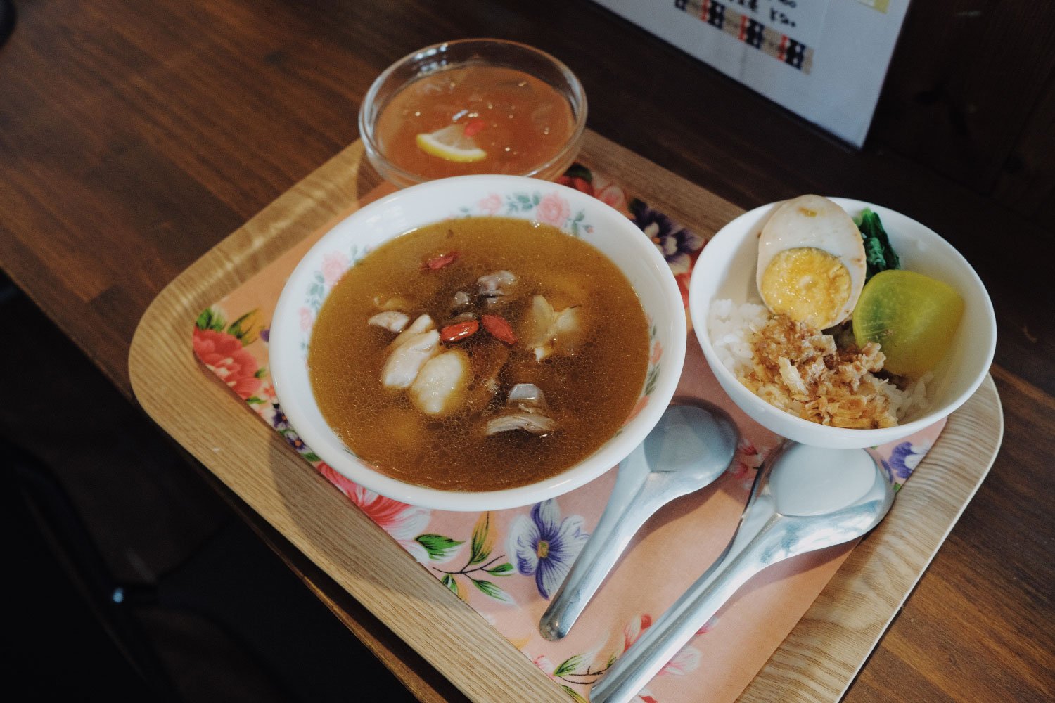 米酒と生姜の鶏肉スープの麻油雞セット。通はゴハンにもかける。