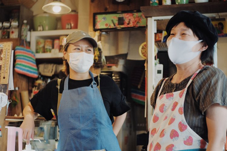 無理をしないのが『家豆花』流。混み具合に合わせてひと息ついたり、お客とのお喋りに興じたり。