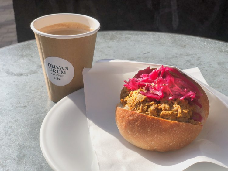 程よい辛さのスパイスカレーサンド350円とミルク感たっぷりのカフェラテ400円はパーフェクトなペアリング。