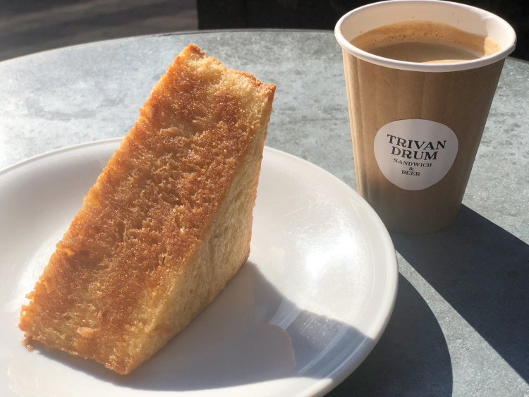 自然な甘さが広がるメープルシュガートースト240円には、ほろ苦くて香ばしいオリジナルブレンドコーヒー350円がぴったり。