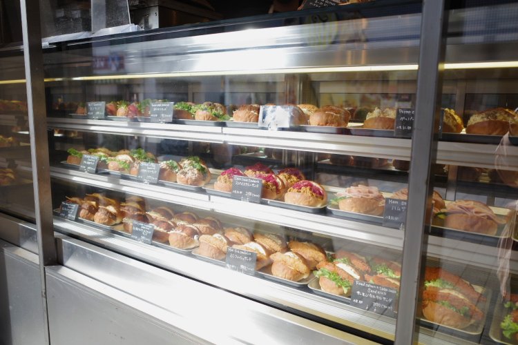 ケースをのぞき込みたくなる鮮やかな顔ぶれ。