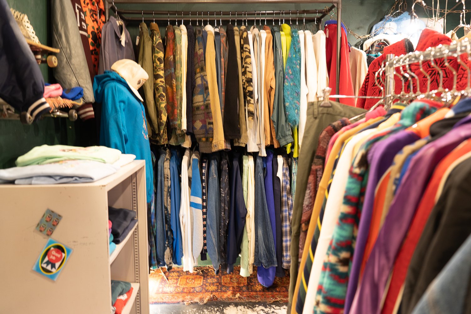 店内に並ぶ古着は、ナイキやラルフ・ローレン、GAPなど日本でも広く展開しているブランドのものが多い。
