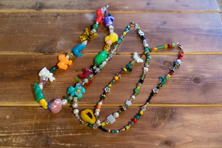 ビーズネックレスは夜中に夢中で作成。