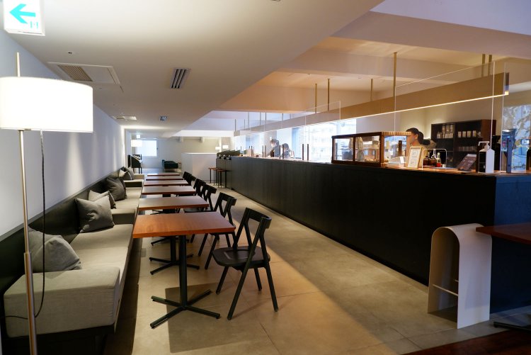 奥にも広い座席スペースが広がる。