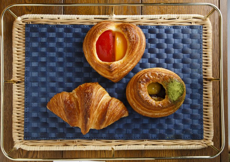 クロワッサン220円。レザムルーズ250円。マロン ショコラ250円。