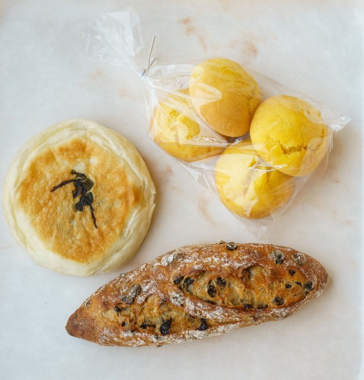 野沢菜のおやき180円。カレンズ210円。しっとりプチバナナ200円。