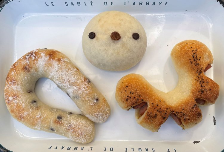 大納言フランス190円。ことりパン160円。フランクロール220円。