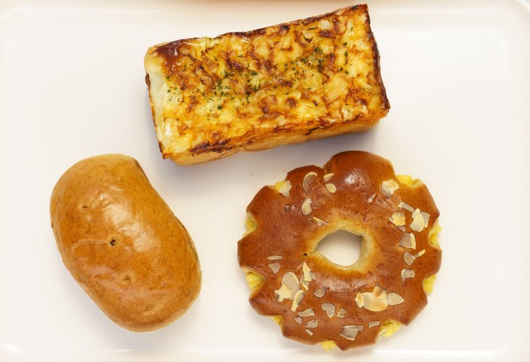 イチヂクシナモン220円。紅茶リングカスター200円。パンド・フロマージュ460円。