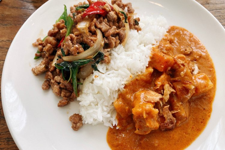 警告しておきます。ここのカレーラーメン、美味すぎて死ぬよ。あまりの美味さに一命を取り留めた僕が言うのだから間違いない。