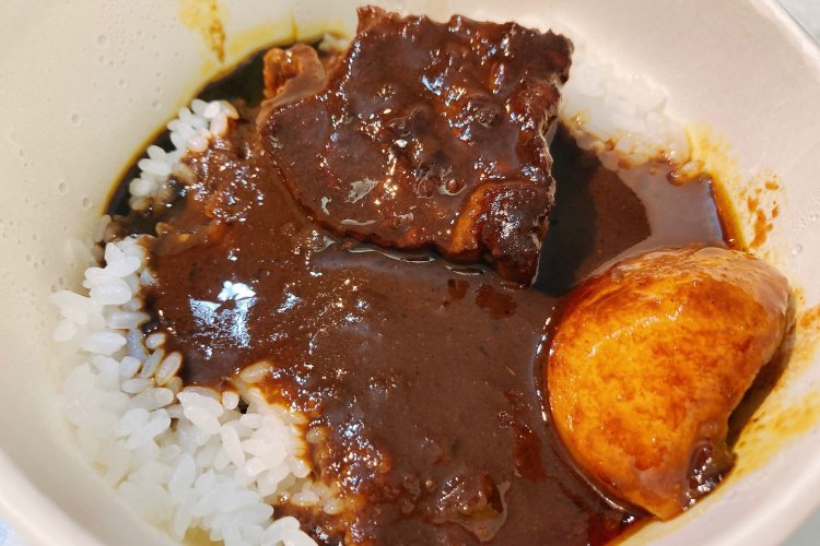 最近見つけたスタンドカレー屋。ビーフのほろ苦感が幸せ。