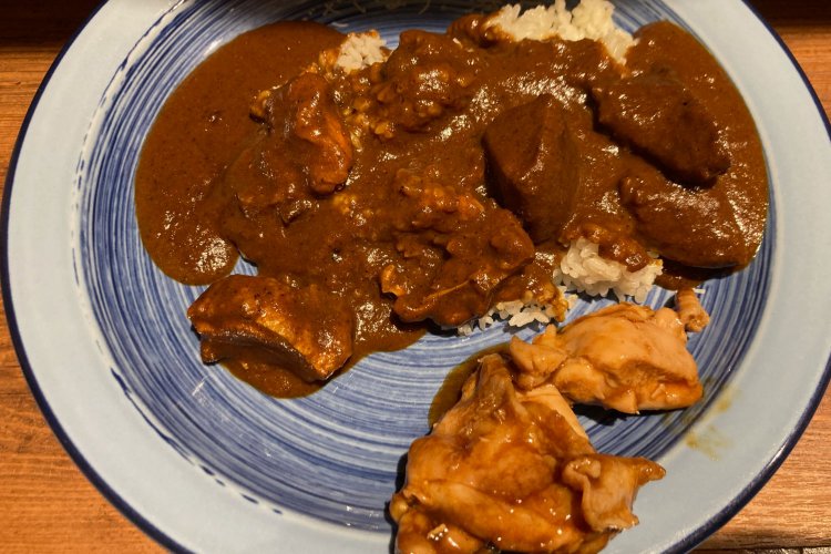 行くなら絶対ビュッフェの昼。税込1100円でカレー食い放題。楽園か。サイドメニューはチキンソテーとうどんを激推し。体重２キロ増確実。100回以上食べた。200キロ増えた。