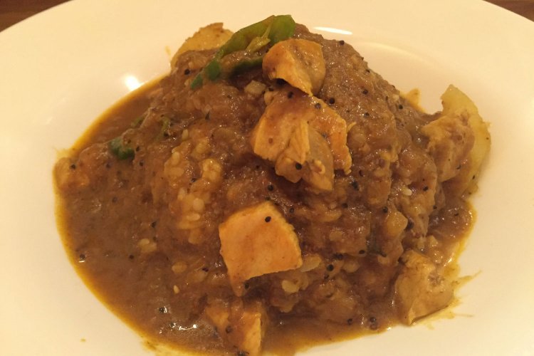 ひっそりと看板が出ている2階で店主がひとりでやってます。メニューはチキンカレーとチャイだけ。