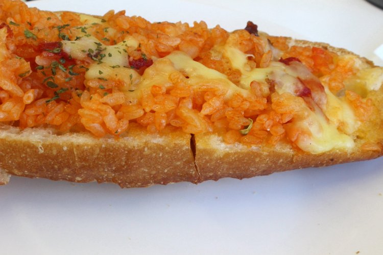 食べやすいよう、パンに切れ目が入れるという細かい気遣い。