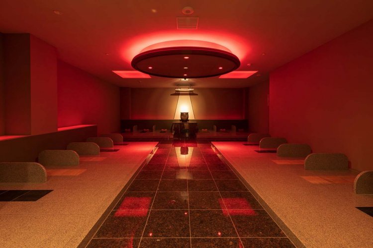 8種類の薬石が敷き詰められた岩盤が並ぶ岩盤浴室。デトックスやダイエット効果も期待できる。