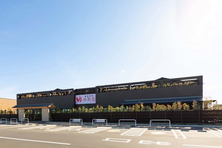 『天然温泉湯舞音 袖ケ浦店』は独立した建物で、外観を見ただけでも規模の大きさが想像できる。