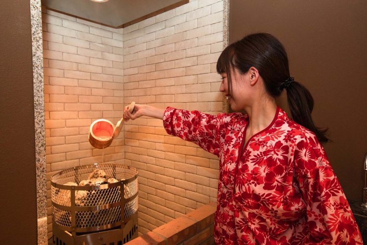 自らサウナストーンに水をかけ蒸気を発生させるセルフロウリュウ。