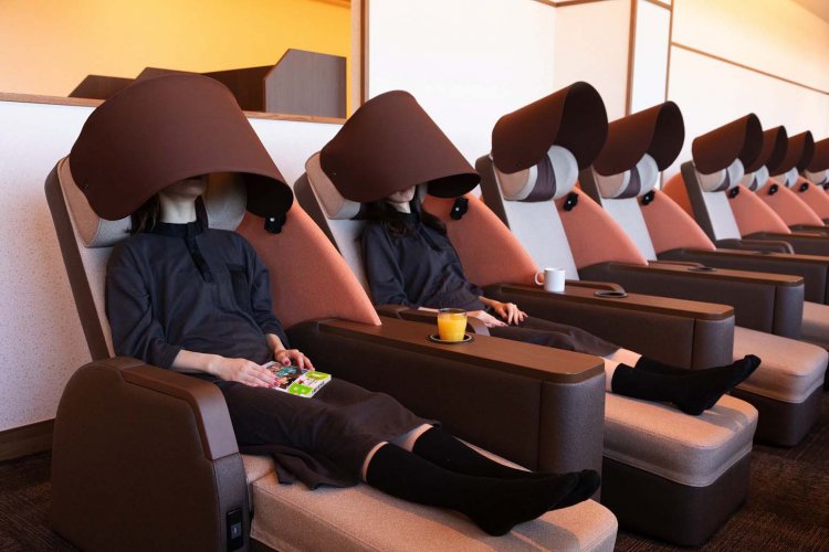 足を伸ばしてゆっくりくつろげるリクライニングコ－ナー。