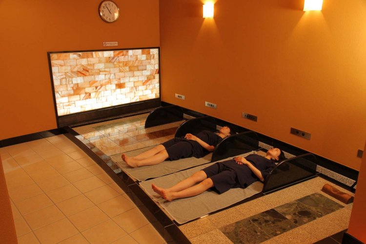 岩盤浴は当日予約の完全入れ替え制。入館時にフロントで受付をすると岩盤浴着と予約カードが渡される。