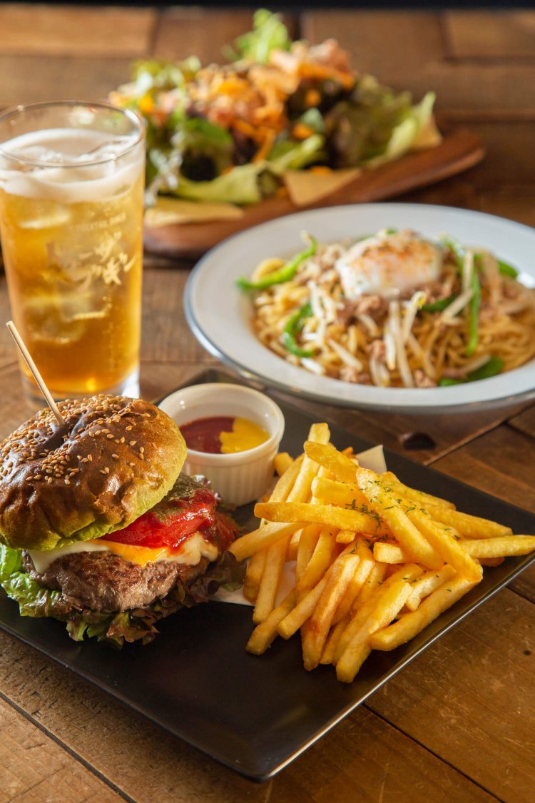 太麺がおいしいブギそば 800円、抹茶入りバンズのチャンバーガー 800円。