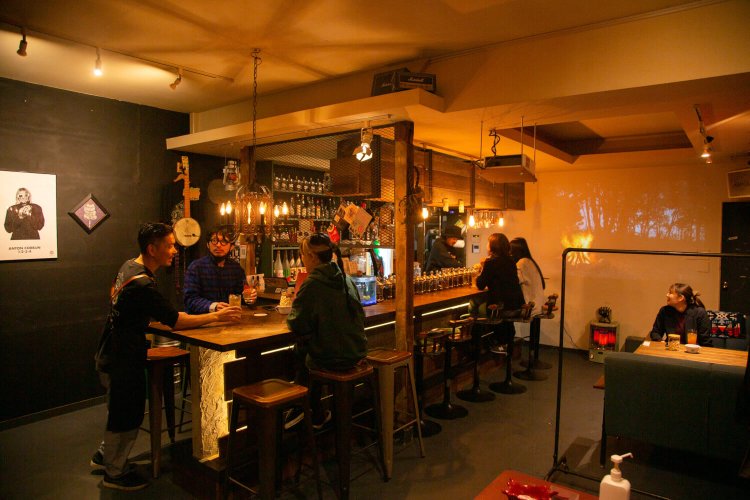 元はガレージで店内は広々。