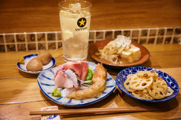 玉こんにゃくがお通し。刺し身盛り合わせは1人前もOK。味付けあっさりの肉豆腐 600円。