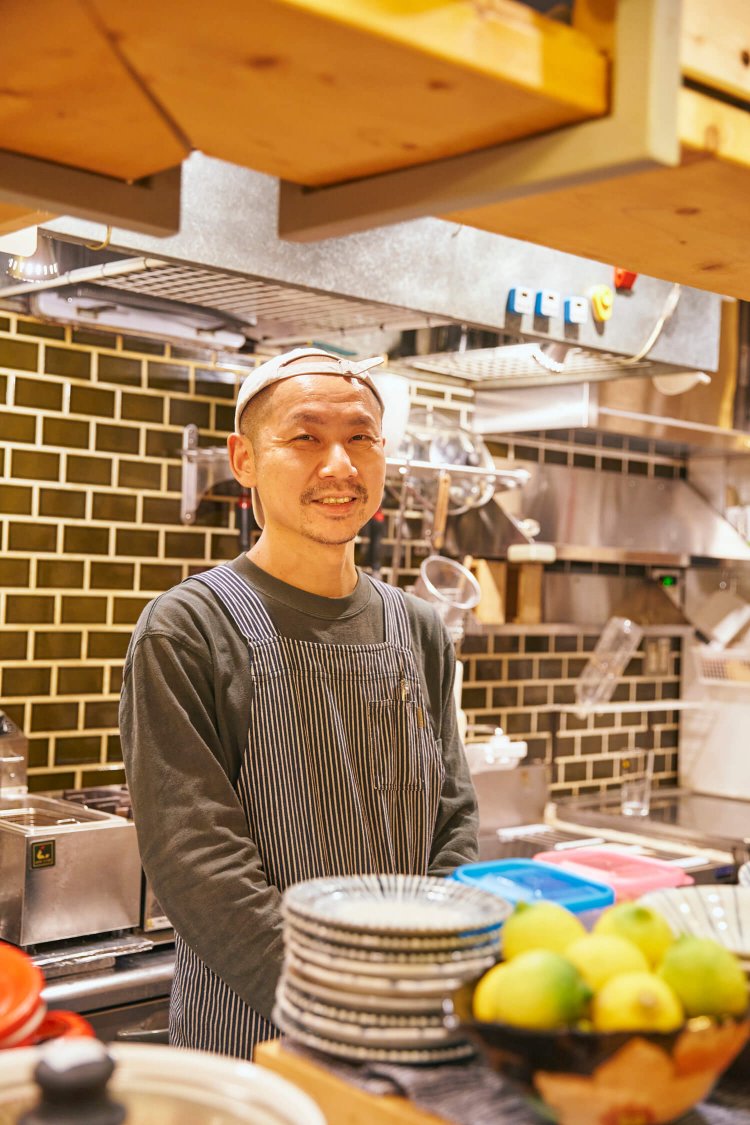 調理中も店主の黒川さんと話せる距離感がいい。