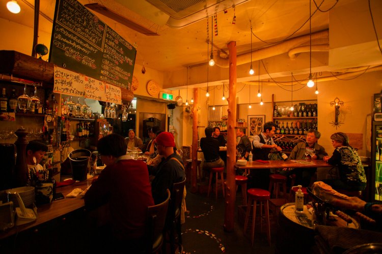 放射線状にテーブルを配置し、店全体に一体感があるのもいい。