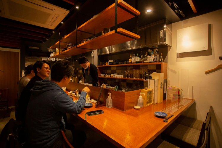 奥にはテーブル 席も。