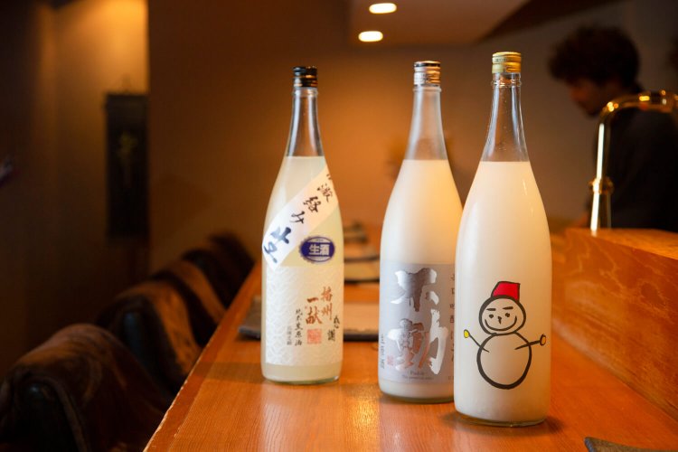 この時季のおすすめの新酒にごり酒。3つの酒販店からバランスよく仕入れる。