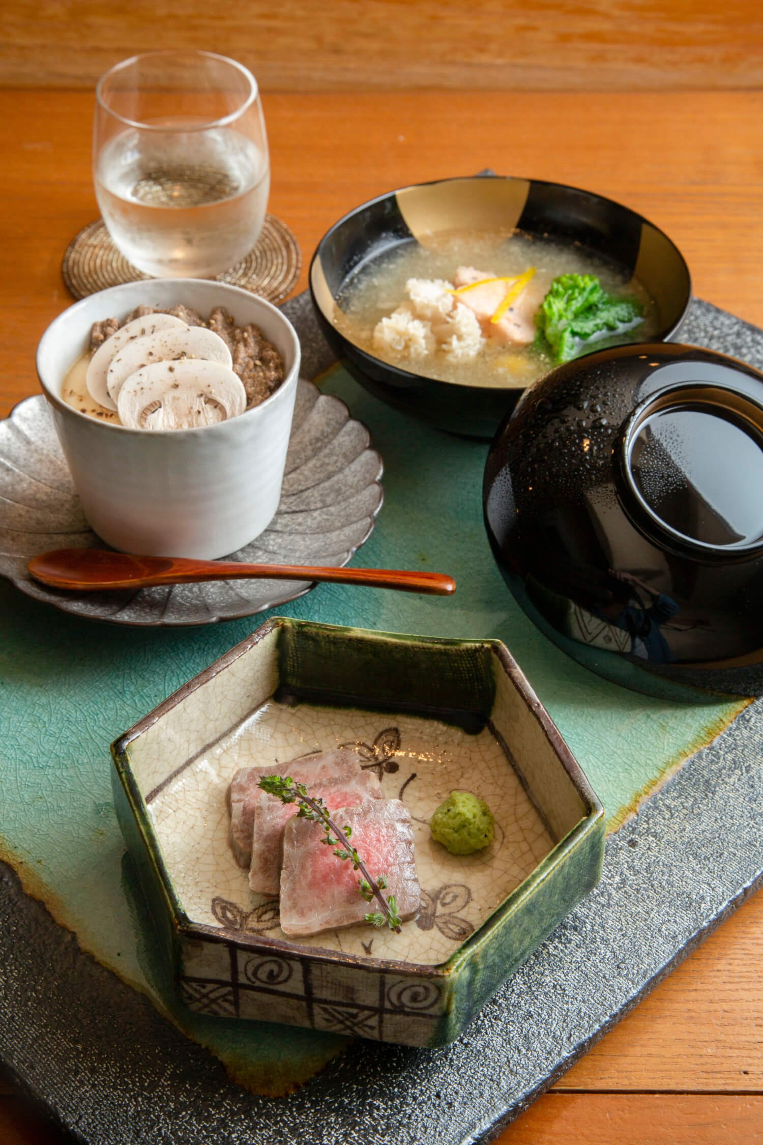 わさビーフ、チーズの茶碗蒸し、雪見椀など7品で 4180円。日本酒 660円〜。